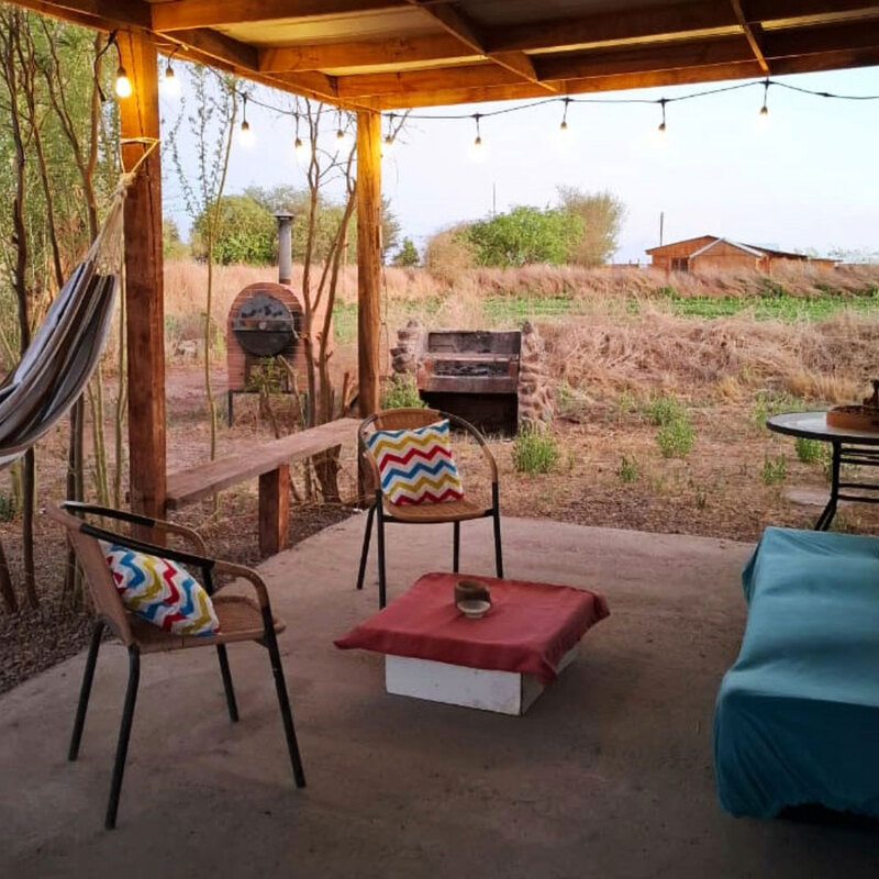 Patio con parrilla y horno de barro